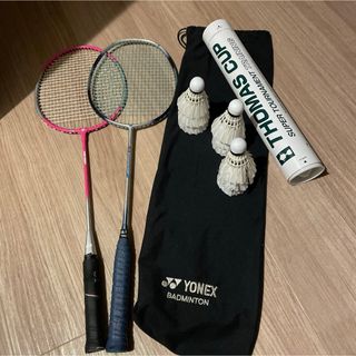 ヨネックス(YONEX)のバドミントン　ラケット2本　シャトル9こ　ラケットカバー(バドミントン)