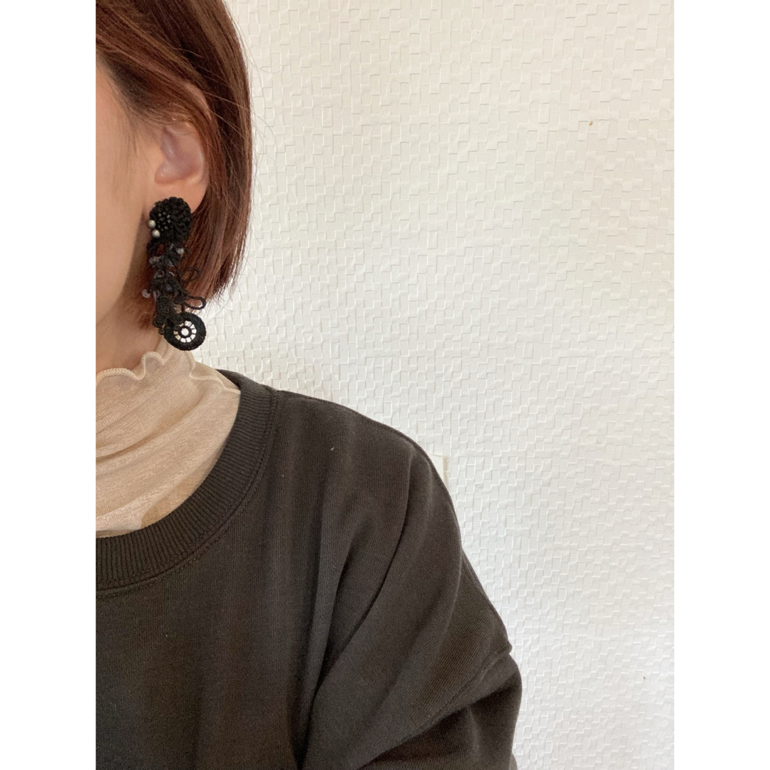 Spick & Span(スピックアンドスパン)のもこもこ×ブラックレースピアスorイヤリング ハンドメイドのアクセサリー(ピアス)の商品写真