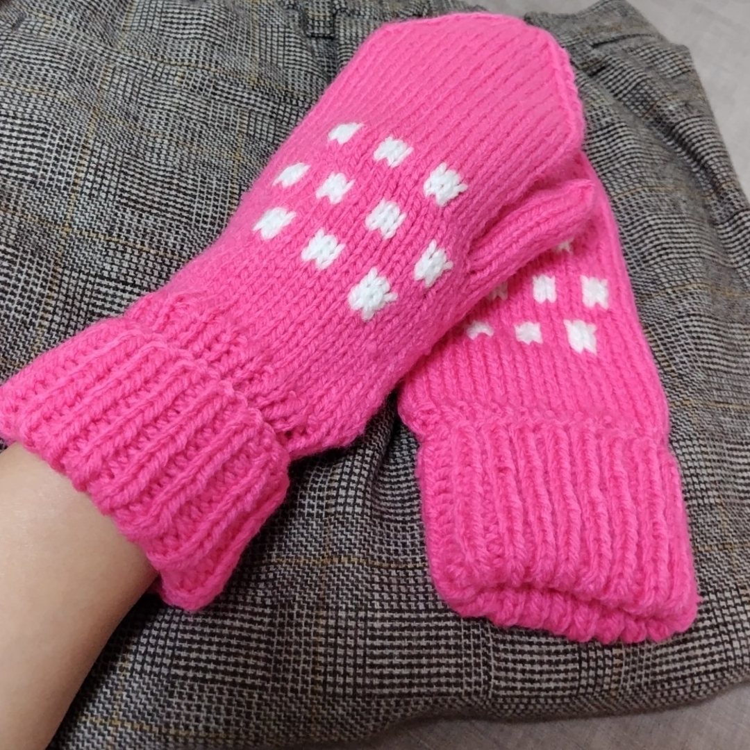 手編みミトン（ビビッドピンク/ホワイトドット） ハンドメイドのファッション小物(手袋)の商品写真