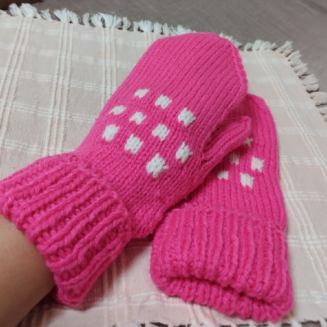 手編みミトン（ビビッドピンク/ホワイトドット） ハンドメイドのファッション小物(手袋)の商品写真