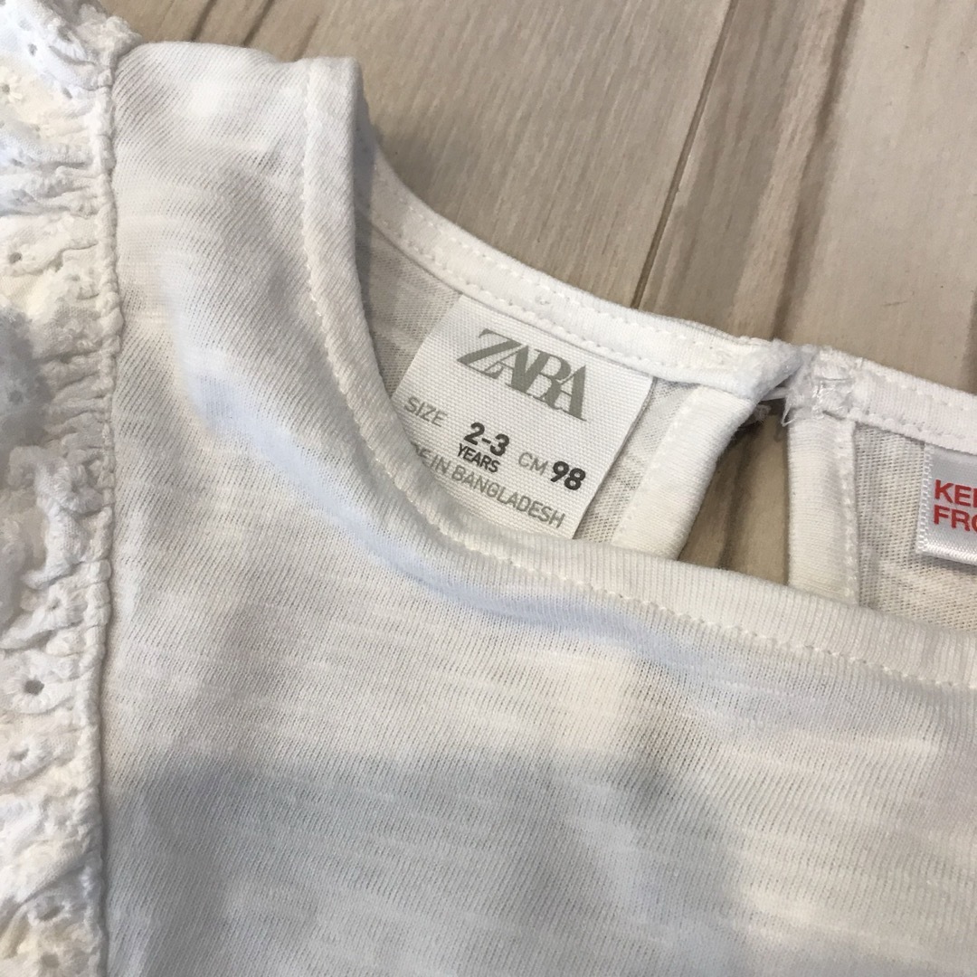 ZARA KIDS(ザラキッズ)の【ZARABABY】ザラベビー 白 フリル 長袖Tシャツ サイズ98 100cm キッズ/ベビー/マタニティのキッズ服女の子用(90cm~)(Tシャツ/カットソー)の商品写真