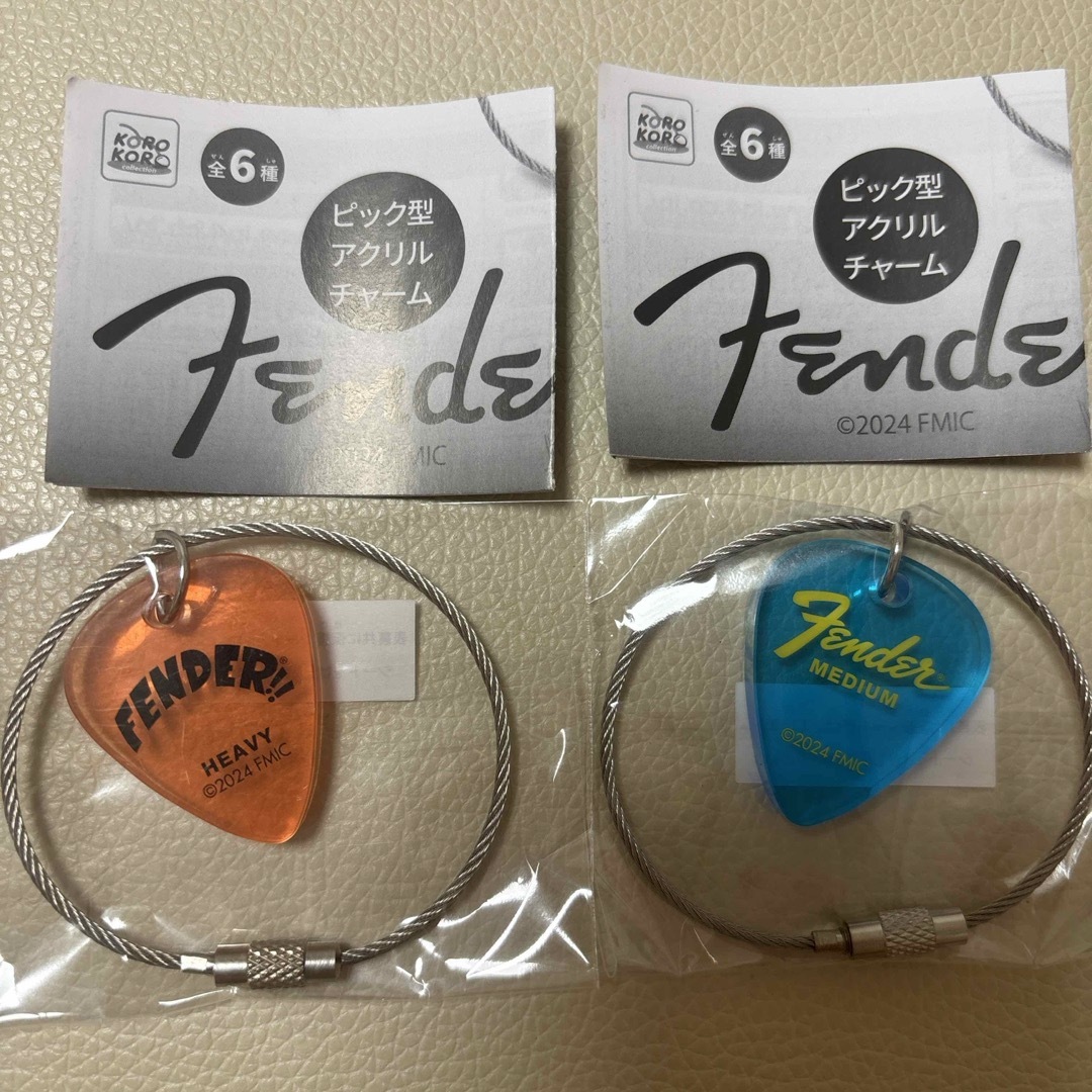 Fender(フェンダー)のFender フェンダー ピック型アクリルチャーム ORANGE BLUE エンタメ/ホビーのコレクション(その他)の商品写真