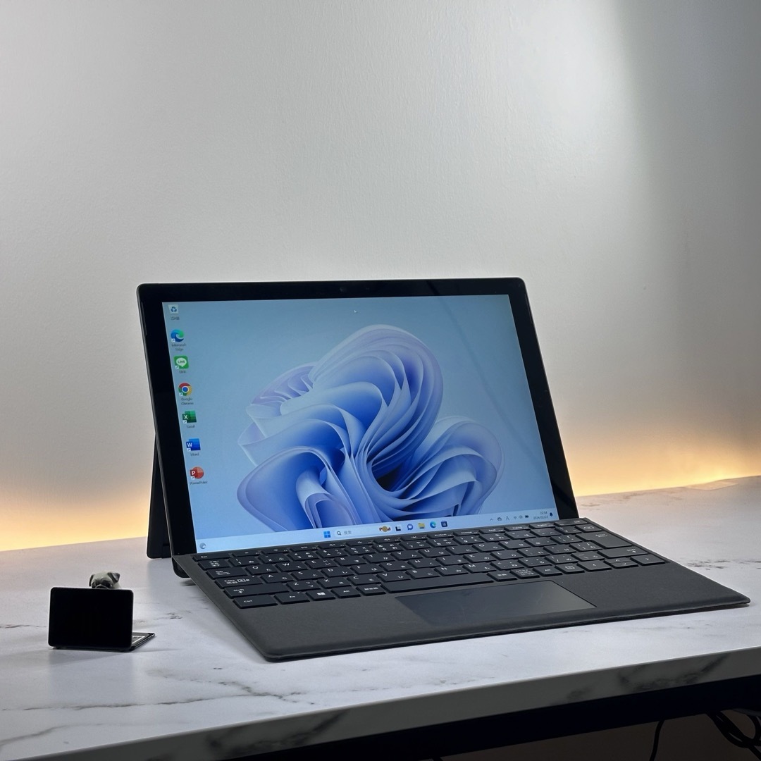 Microsoft(マイクロソフト)の美品　ブラック　Surface Pro6 i5 8 SSD 256 Office スマホ/家電/カメラのPC/タブレット(タブレット)の商品写真