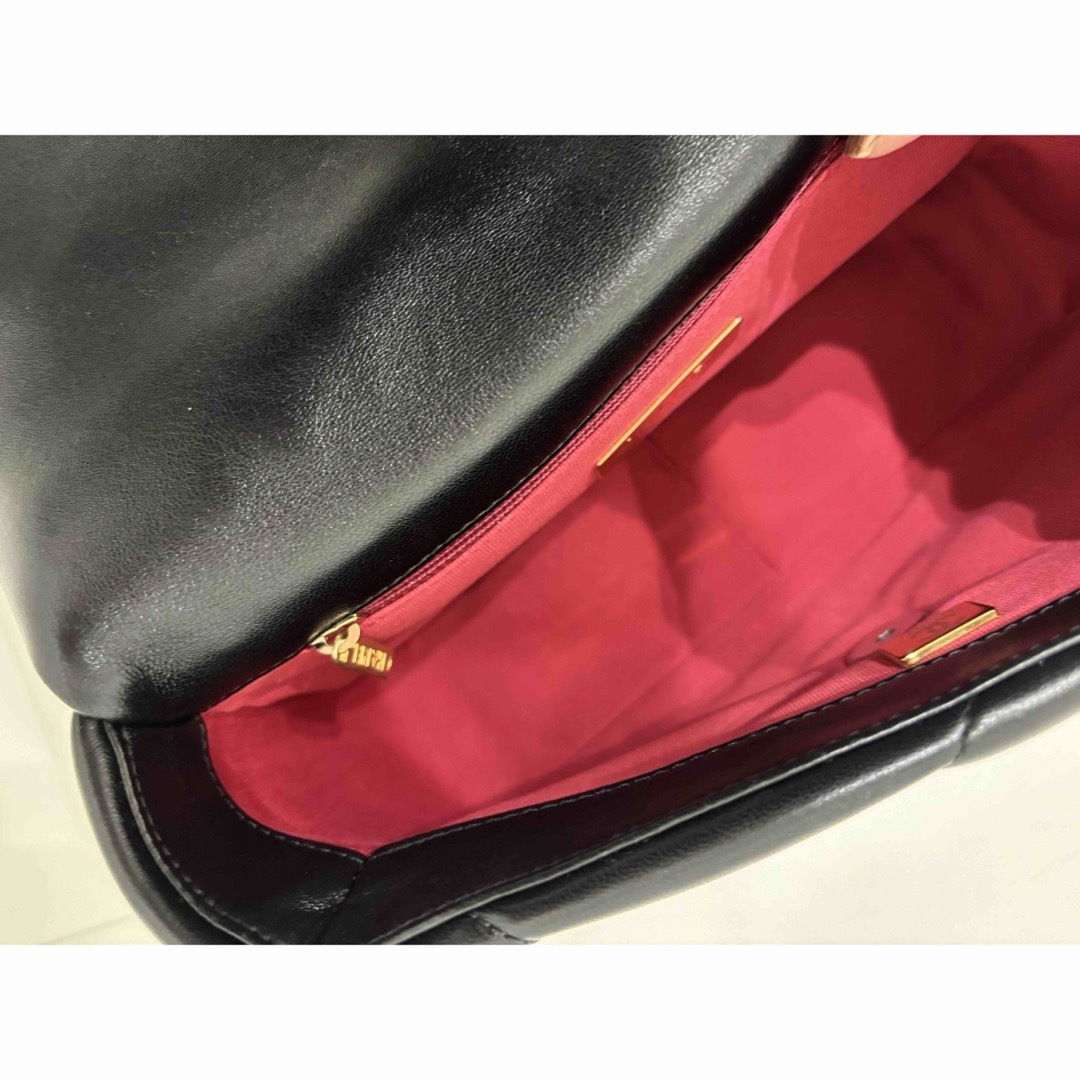 CHANEL(シャネル)の♡koo♡さまご専用です⭐️シャネル⭐️19⭐️ショルダーバッグ⭐️シルバー レディースのバッグ(ショルダーバッグ)の商品写真