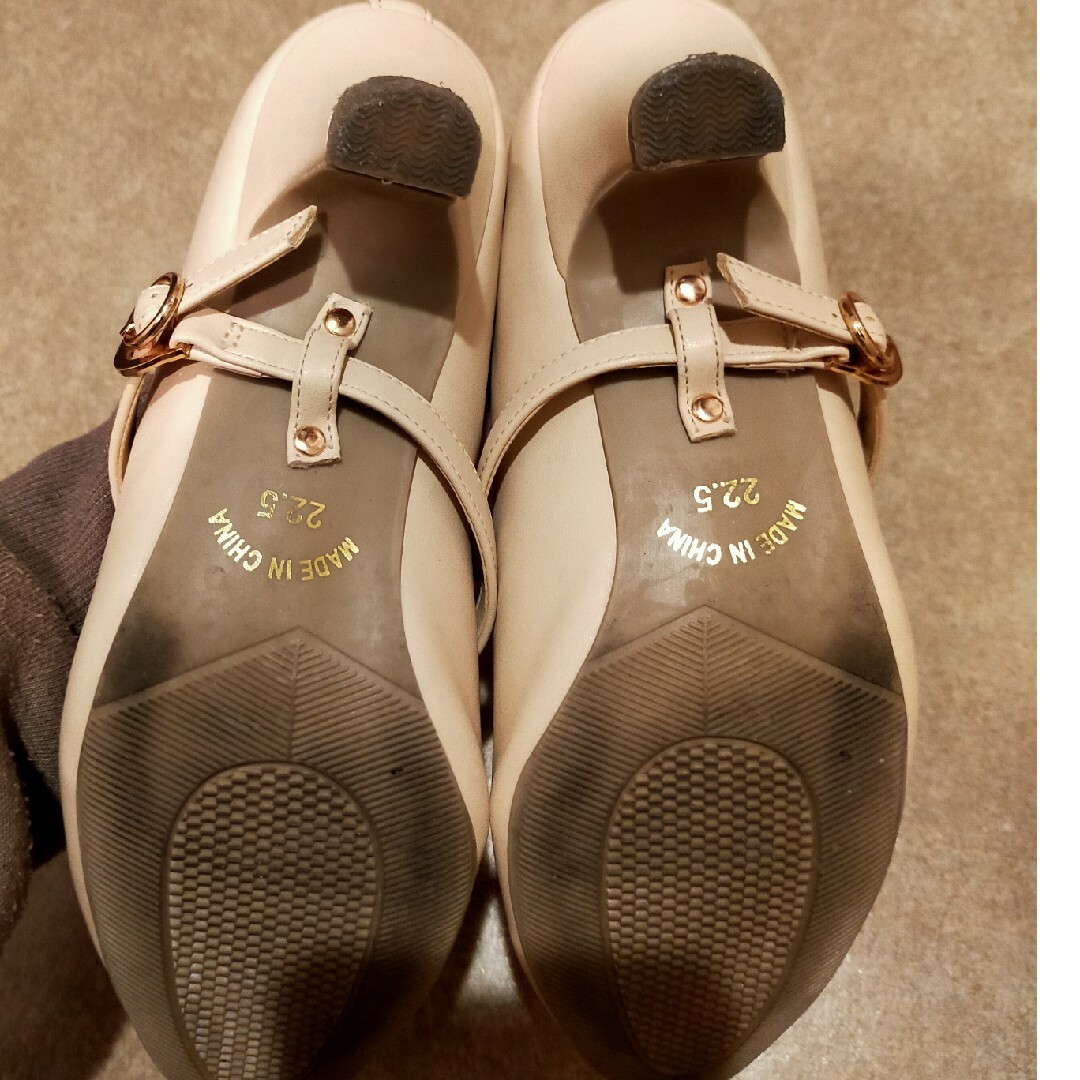 ViVi ヴィヴィフルールストラップ付きパンプス　ベージュ　春色 レディースの靴/シューズ(ハイヒール/パンプス)の商品写真