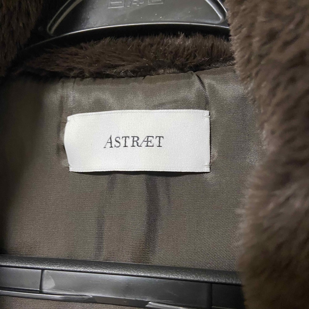 ASTRAET(アストラット)のASTRAET フレア フェイクファーベスト ダークブラウン レディースのトップス(ベスト/ジレ)の商品写真