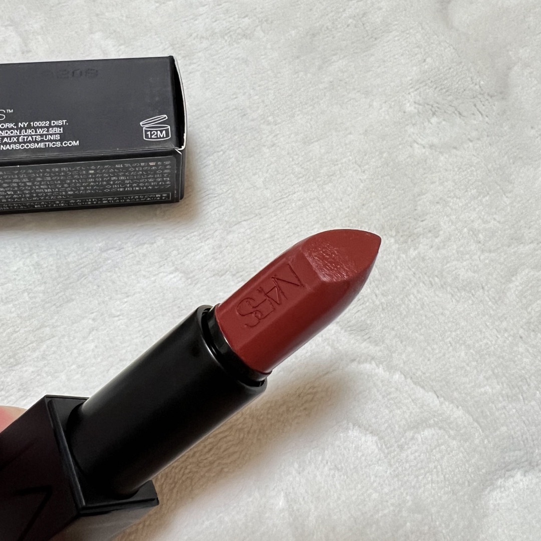 NARS(ナーズ)のNARS オーディシャスリップスティック　9497 MONA コスメ/美容のベースメイク/化粧品(口紅)の商品写真