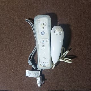 ウィー(Wii)のWii リモコン ヌンチャクセット白 ホワイト シリコンカバー付  任天堂純正品(家庭用ゲーム機本体)