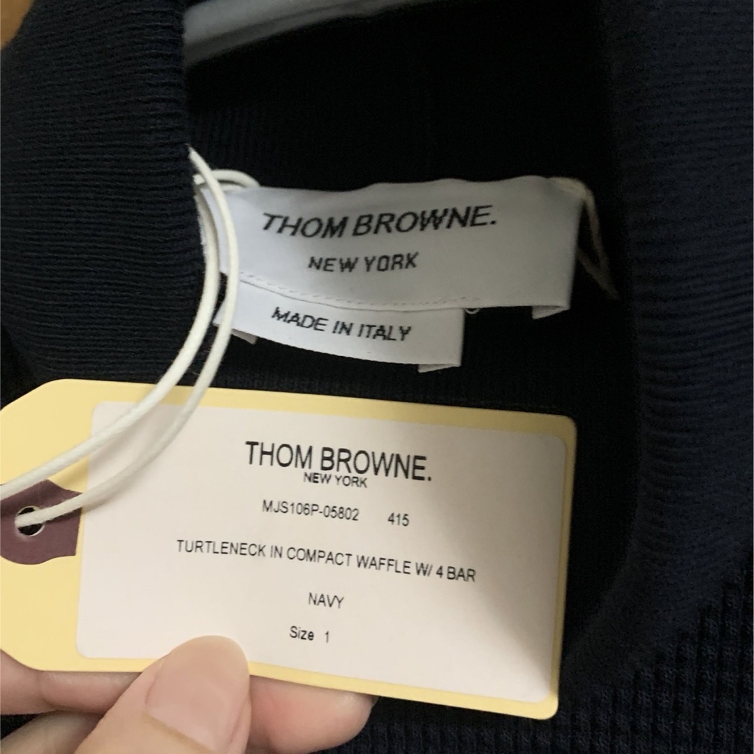 THOM BROWNE(トムブラウン)の新品タグ付き　THOMBROWN ハイネックトップス　サイズ1 メンズのトップス(ニット/セーター)の商品写真