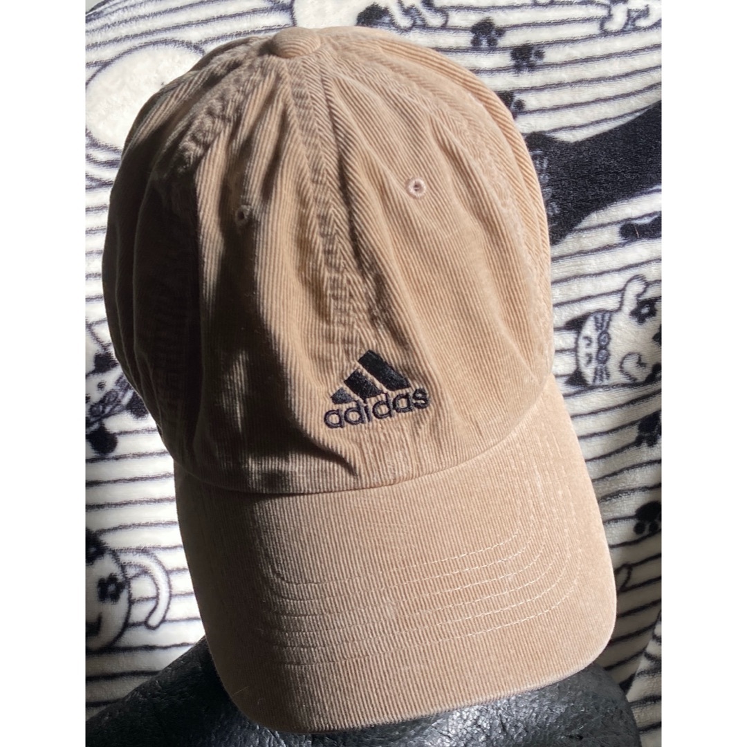 adidas(アディダス)の格安コーデュロイキャップ【adidas／アディダス】ブラウンベージュ色　フリー メンズの帽子(キャップ)の商品写真