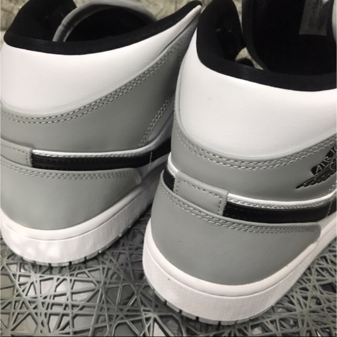 NIKE(ナイキ)のNIKE☆AIR JORDAN 1☆MID☆SMOKE GREY☆26.5cm メンズの靴/シューズ(スニーカー)の商品写真