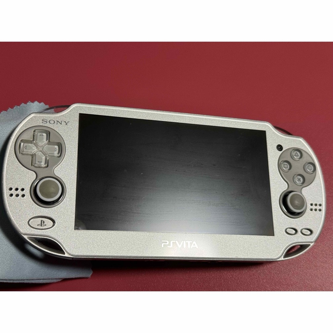 PlayStation Vita(プレイステーションヴィータ)のvita   アイスシルバー　1番 エンタメ/ホビーのゲームソフト/ゲーム機本体(携帯用ゲーム機本体)の商品写真
