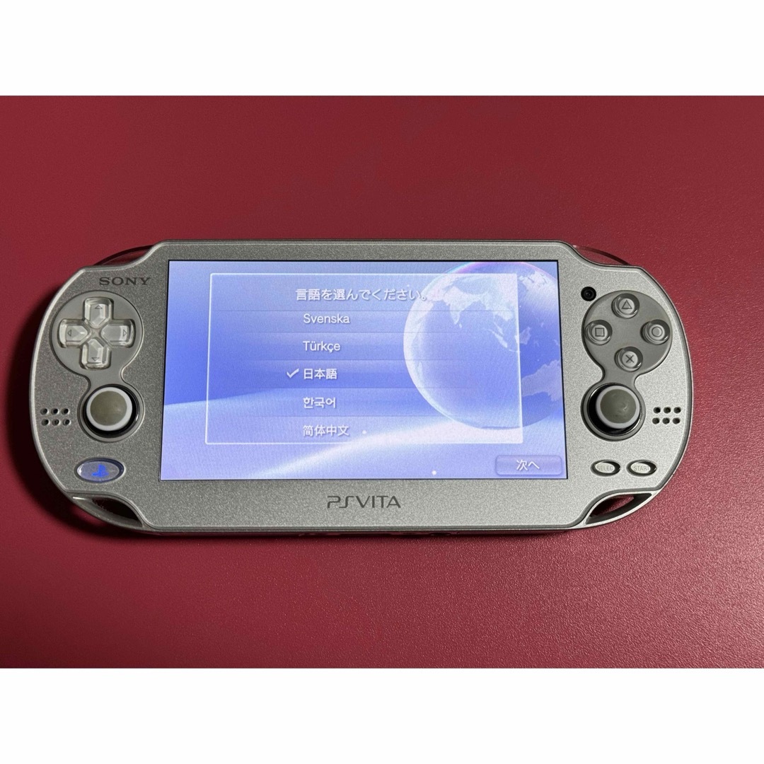 PlayStation Vita(プレイステーションヴィータ)のvita   アイスシルバー　1番 エンタメ/ホビーのゲームソフト/ゲーム機本体(携帯用ゲーム機本体)の商品写真