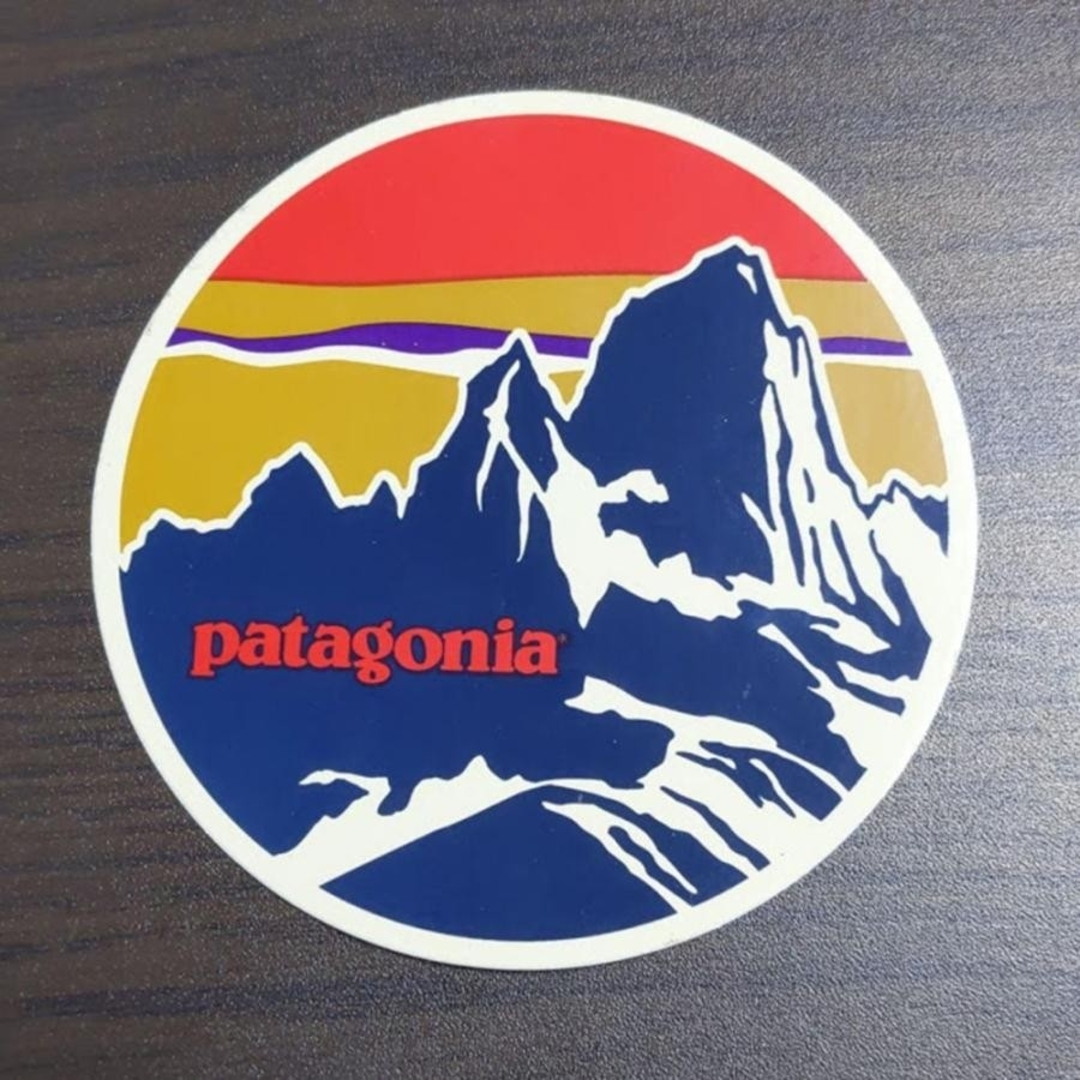 patagonia(パタゴニア)の(直径9cm)patagonia パタゴニア　公式　廃盤　ステッカー スポーツ/アウトドアのアウトドア(登山用品)の商品写真