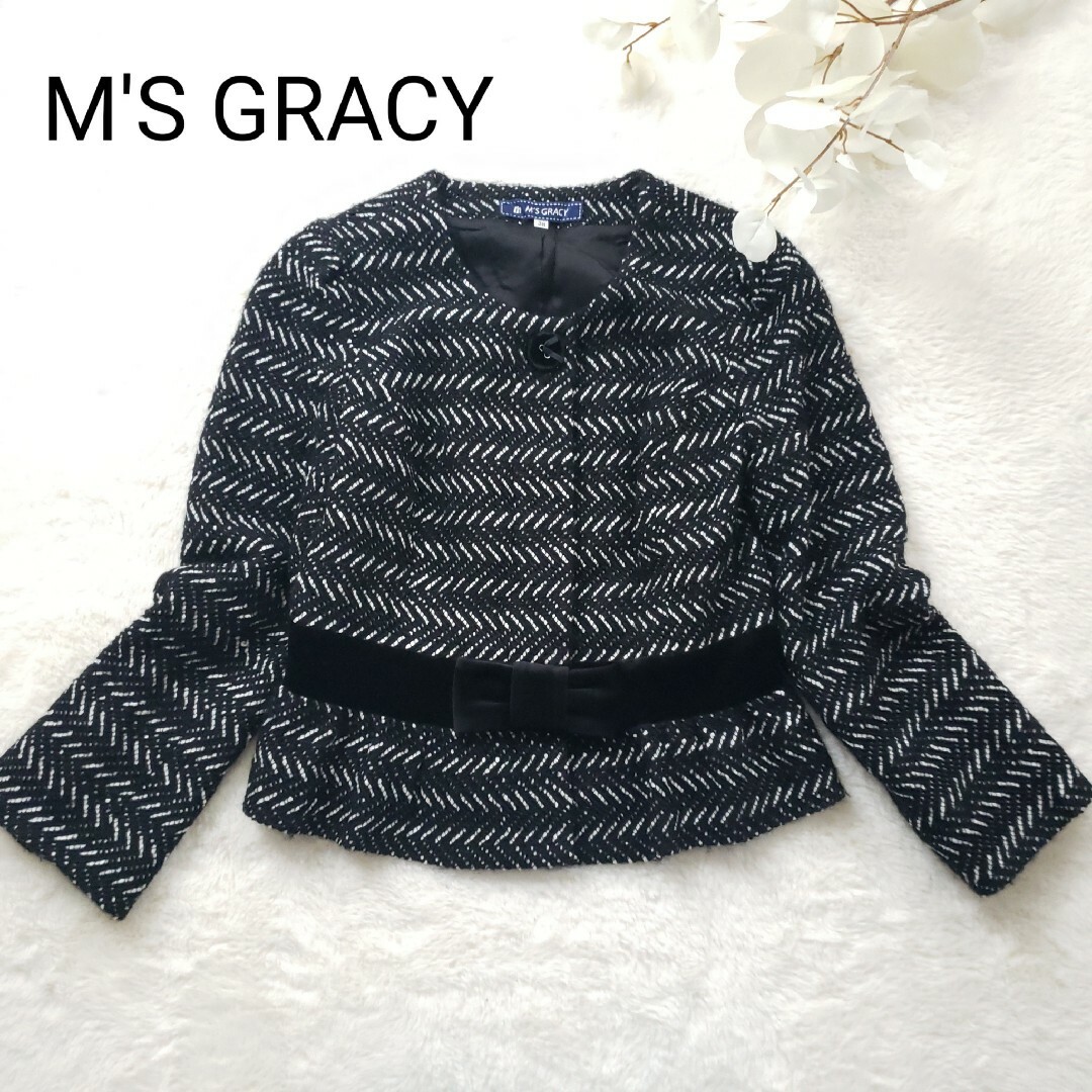 M'S GRACY(エムズグレイシー)の美品M'S GRACYニットペプラムノーカラージャケットリボン付き ツイード レディースのジャケット/アウター(ノーカラージャケット)の商品写真