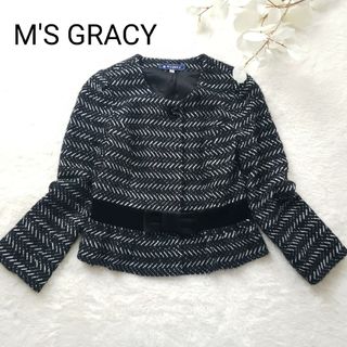 エムズグレイシー(M'S GRACY)の美品M'S GRACYニットペプラムノーカラージャケットリボン付き ツイード(ノーカラージャケット)