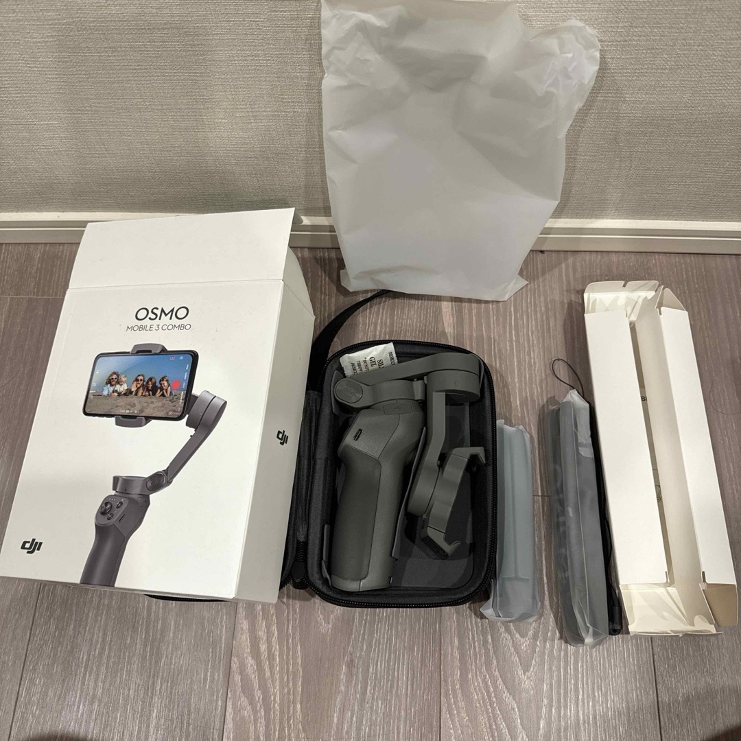 【新品未使用品】DJI Osmo Mobile 3 combo OSMM3C スマホ/家電/カメラのスマホアクセサリー(自撮り棒)の商品写真