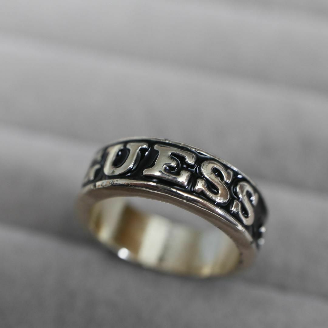 GUESS(ゲス)の【匿名配送】GUESS ゲス 指輪 リング シルバー 13.5号 ロゴ 黒 2 レディースのアクセサリー(リング(指輪))の商品写真