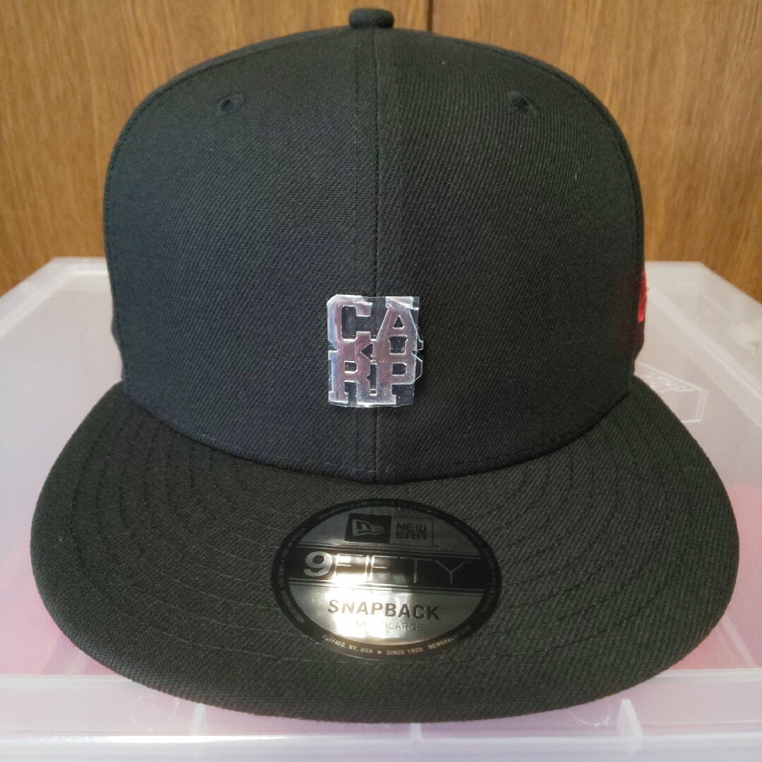 NEW ERA(ニューエラー)のカープキャップニューエラ９５０（メタルロゴ）ブラック！限定完売品！おまけ付き♪ メンズの帽子(キャップ)の商品写真