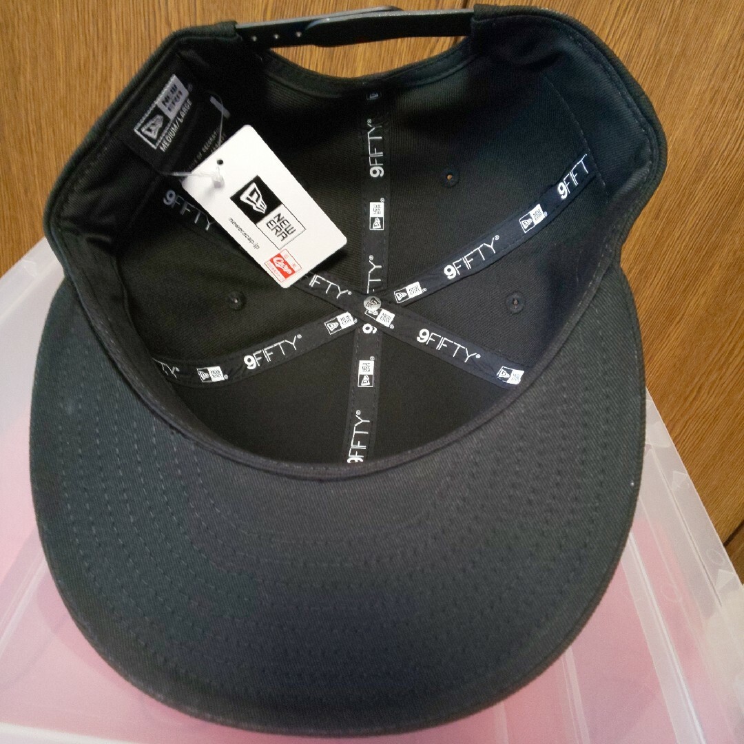 NEW ERA(ニューエラー)のカープキャップニューエラ９５０（メタルロゴ）ブラック！限定完売品！おまけ付き♪ メンズの帽子(キャップ)の商品写真