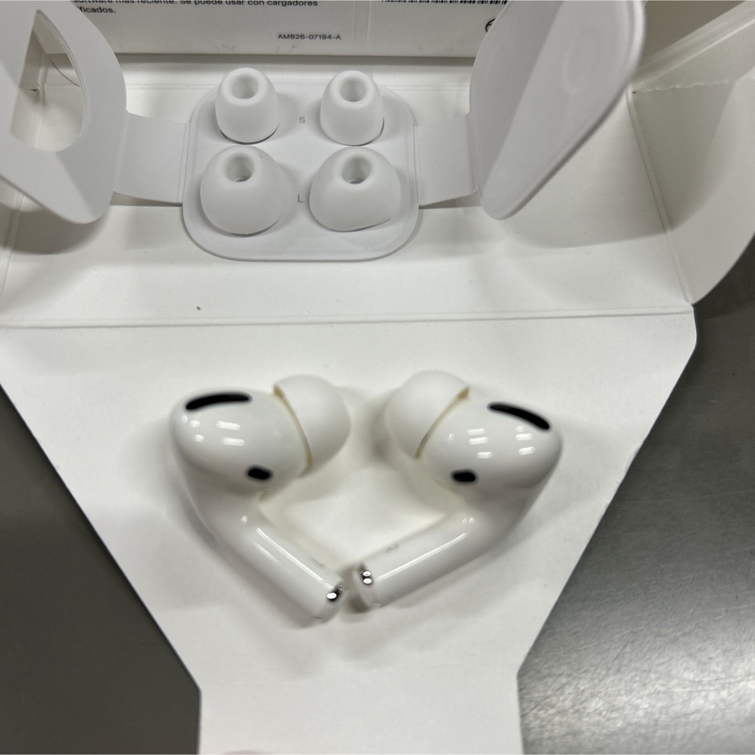 Apple(アップル)のAirPodsPro第一世代 スマホ/家電/カメラのオーディオ機器(ヘッドフォン/イヤフォン)の商品写真