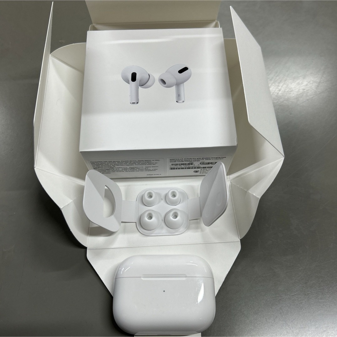 Apple(アップル)のAirPodsPro第一世代 スマホ/家電/カメラのオーディオ機器(ヘッドフォン/イヤフォン)の商品写真