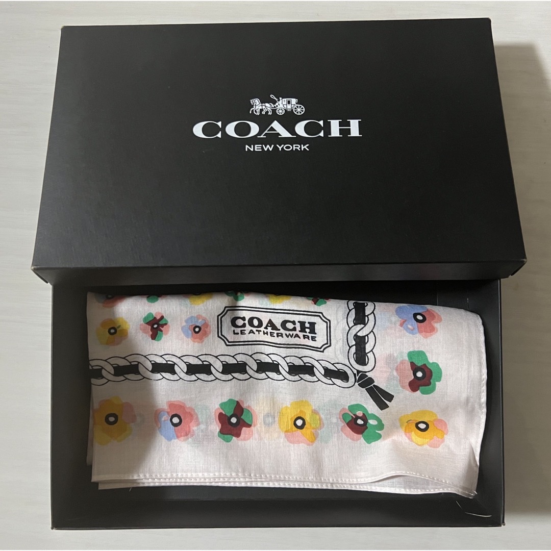 COACH(コーチ)のCOACH コーチ　スカーフ　バンダナ　箱付き　花柄　ボタニカル　綿100% レディースのファッション小物(バンダナ/スカーフ)の商品写真