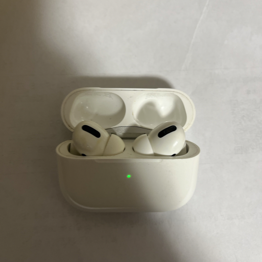 Apple(アップル)のAirPods pro スマホ/家電/カメラのオーディオ機器(ヘッドフォン/イヤフォン)の商品写真