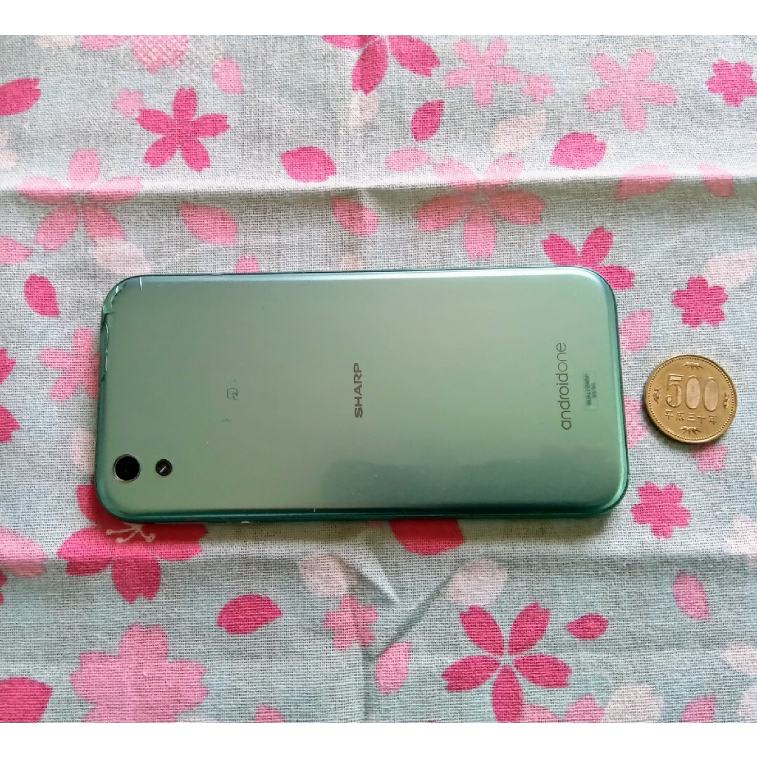 Android One(アンドロイドワン)のスマホ、シャープアンドロイドワン本体 スマホ/家電/カメラのスマートフォン/携帯電話(スマートフォン本体)の商品写真