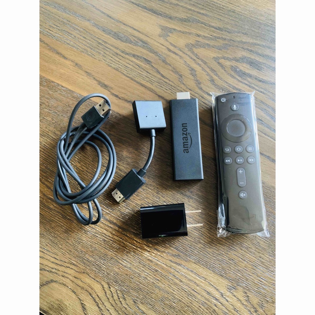 Amazon(アマゾン)のFire TV Stickアマゾンファイヤースティック（第2世代） スマホ/家電/カメラのテレビ/映像機器(その他)の商品写真