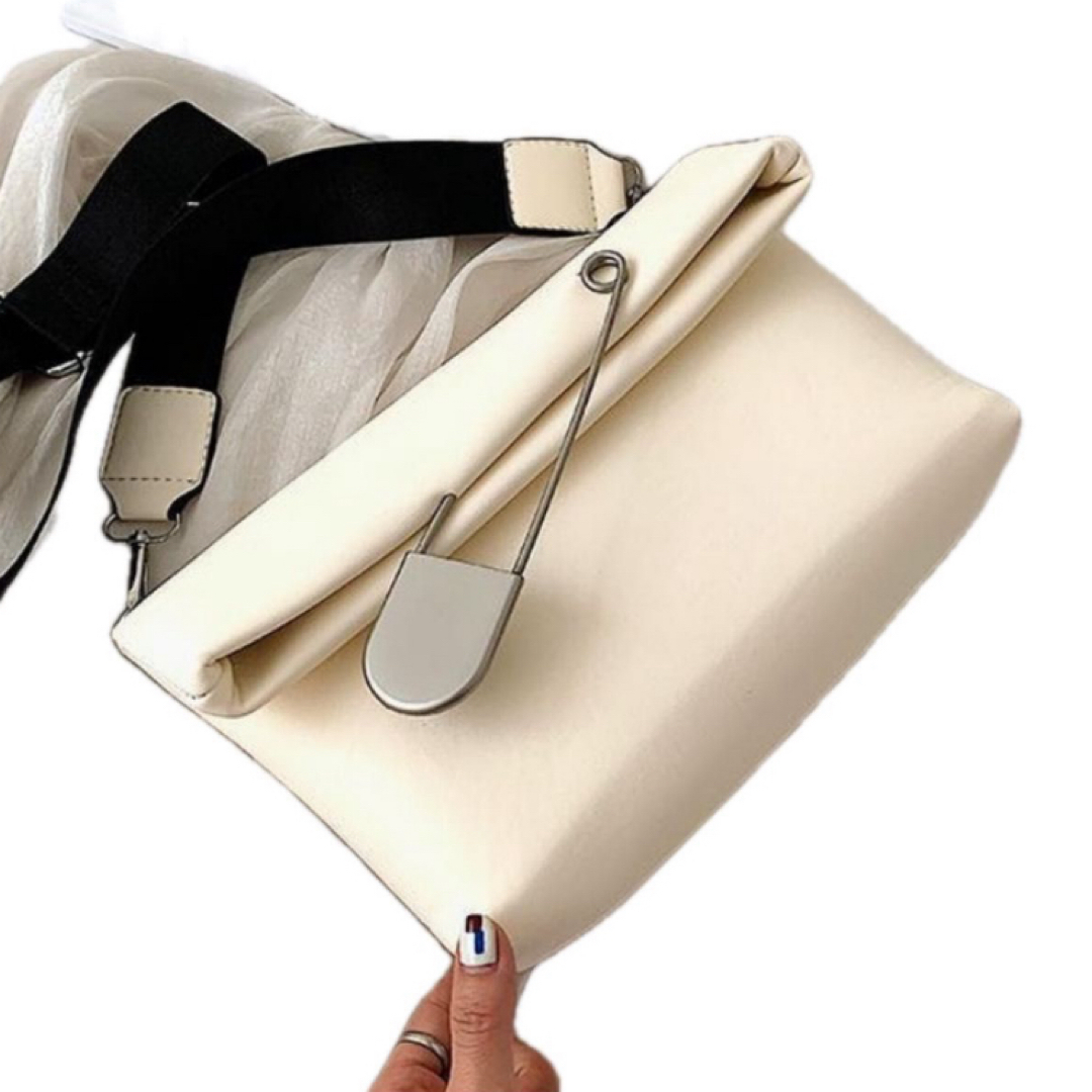 【新品・未使用】ショルダーバッグ/BIG安全ピンデザインが可愛い/白　訳あり レディースのバッグ(ショルダーバッグ)の商品写真