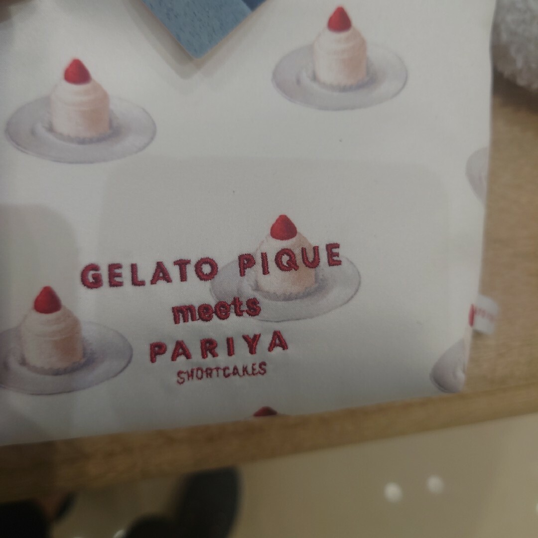 gelato pique(ジェラートピケ)の本日発送可！【新品・未使用】プレゼント仕様　ショートケーキデザインのサテンポーチ レディースのファッション小物(ポーチ)の商品写真