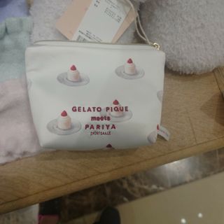 ジェラートピケ(gelato pique)の本日発送可！【新品・未使用】プレゼント仕様　ショートケーキデザインのサテンポーチ(ポーチ)