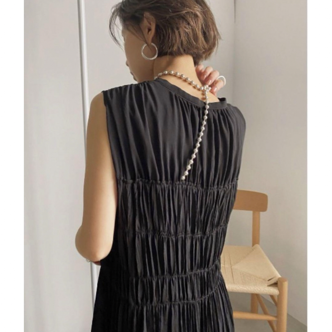 Ameri VINTAGE(アメリヴィンテージ)のSHIRRING PLEATS NS DRESS ブラック レディースのワンピース(ロングワンピース/マキシワンピース)の商品写真