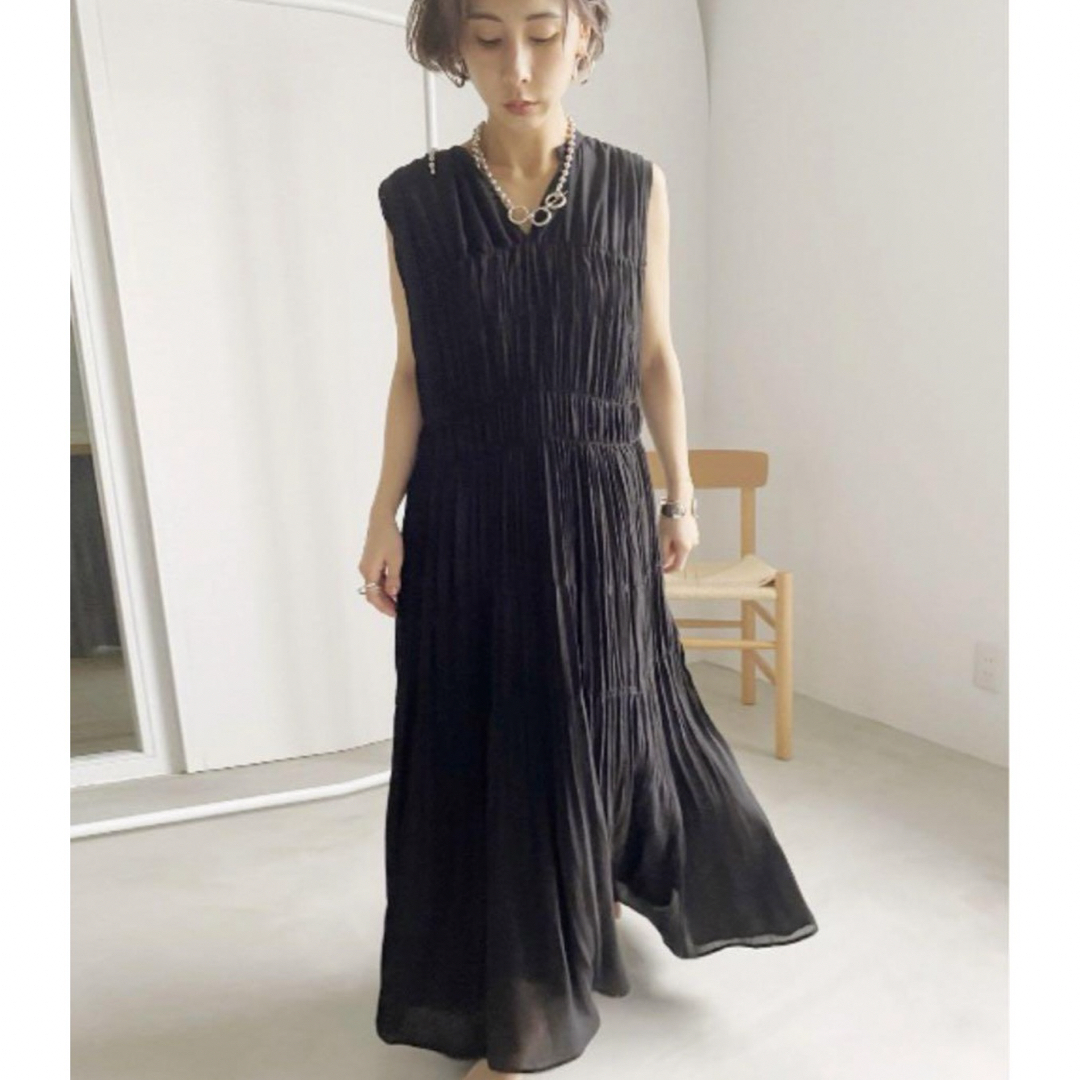 Ameri VINTAGE(アメリヴィンテージ)のSHIRRING PLEATS NS DRESS ブラック レディースのワンピース(ロングワンピース/マキシワンピース)の商品写真