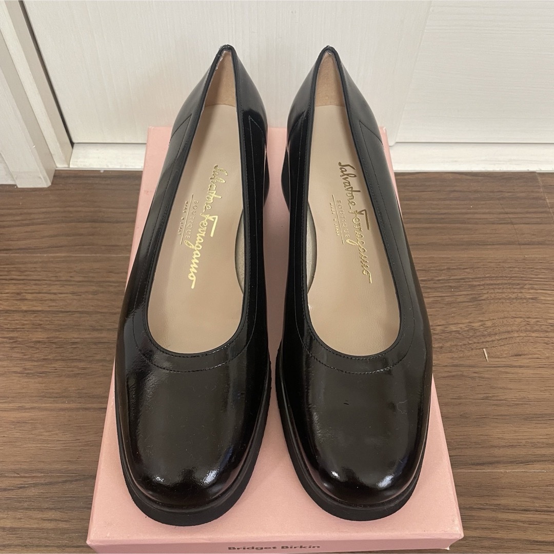 Salvatore Ferragamo(サルヴァトーレフェラガモ)の美品 Ferragamo フェラガモ パンプス 7 レディースの靴/シューズ(ハイヒール/パンプス)の商品写真