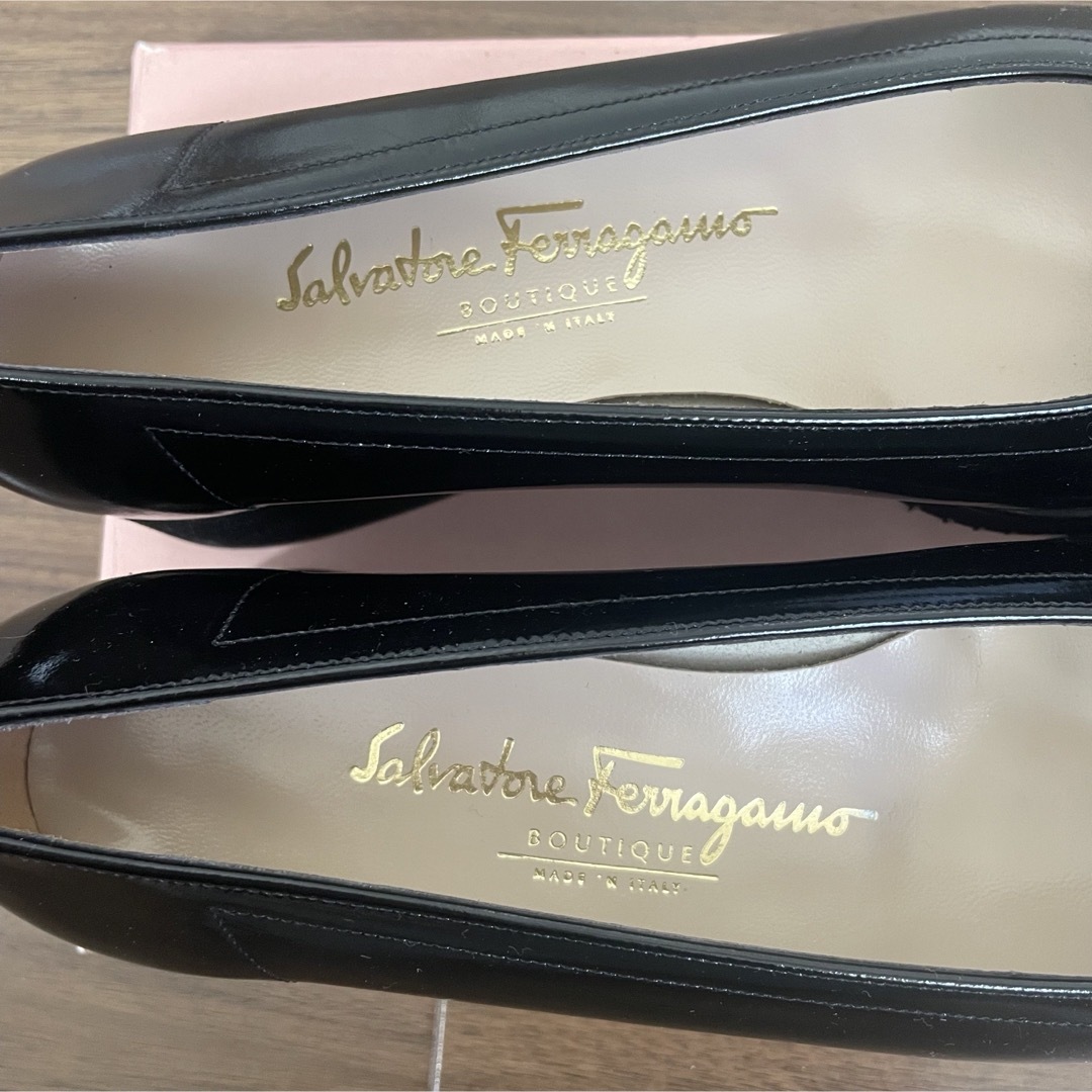 Salvatore Ferragamo(サルヴァトーレフェラガモ)の美品 Ferragamo フェラガモ パンプス 7 レディースの靴/シューズ(ハイヒール/パンプス)の商品写真