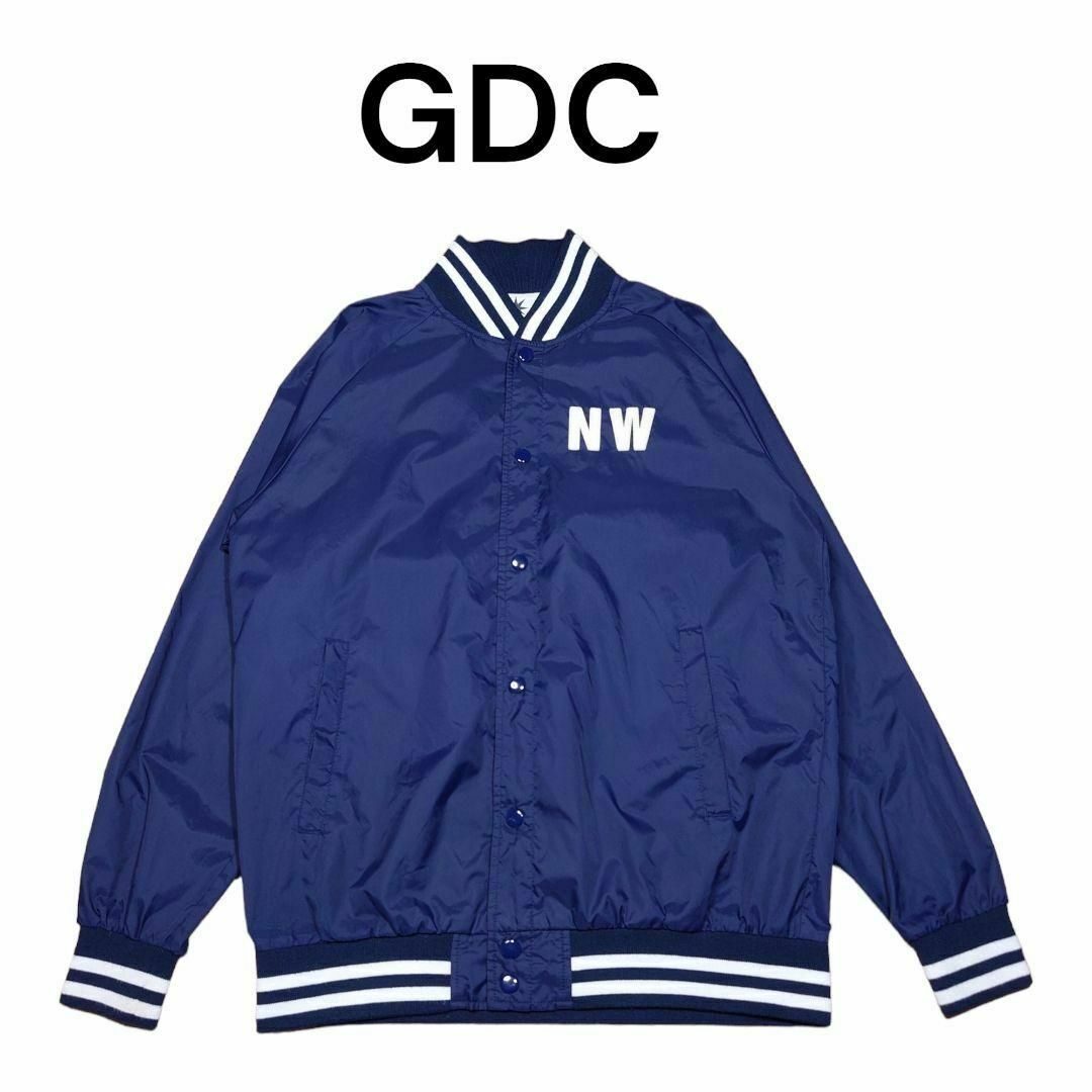 GDC(ジーディーシー)のGDC ビッグロゴワッペン刺繍　ナイロンスタジャン　ナイロンジャケット メンズのジャケット/アウター(スタジャン)の商品写真