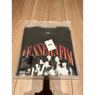 ルセラフィム(LE SSERAFIM)のルセラフィム ピーチーズ コラボ フォトTシャツ Mサイズ easy popup(アイドルグッズ)