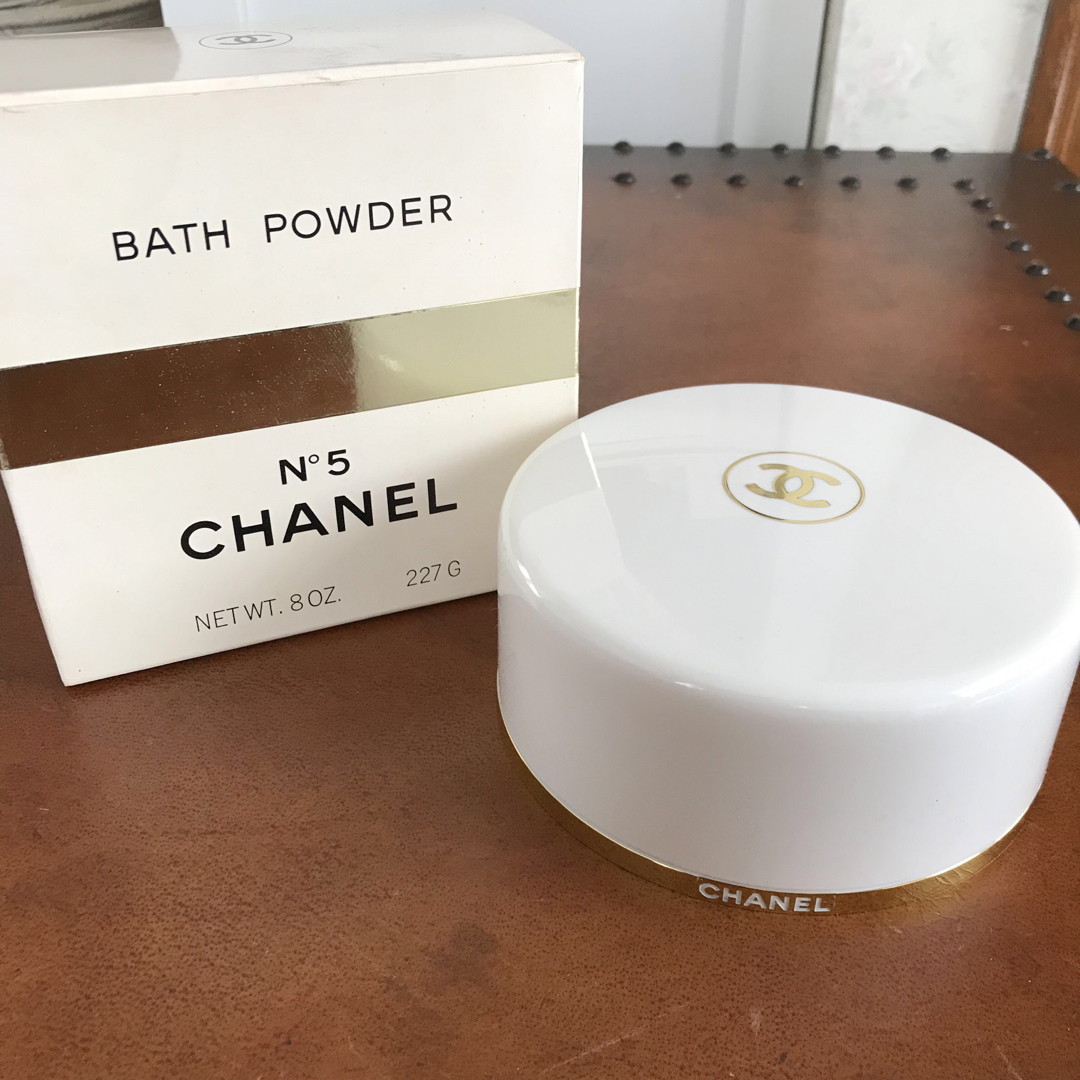 CHANEL(シャネル)のCHANEL シャネル N°5　バスパウダー　227g 未使用 コスメ/美容のボディケア(ボディパウダー)の商品写真