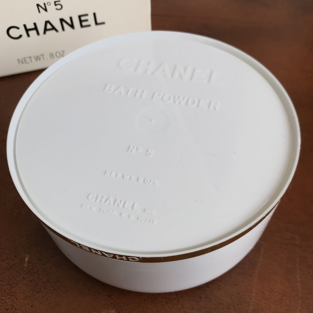 CHANEL(シャネル)のCHANEL シャネル N°5　バスパウダー　227g 未使用 コスメ/美容のボディケア(ボディパウダー)の商品写真