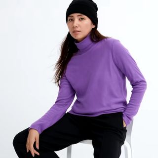 ユニクロ(UNIQLO)のヒートテックフリースタートルネックT （長袖） パープルレディース秋冬春先(カットソー(長袖/七分))