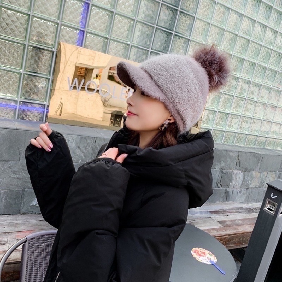 つば付き ポンポン付き ニット帽 　ニットキャップ　レディース　冬 韓国 裏起毛 レディースの帽子(キャップ)の商品写真