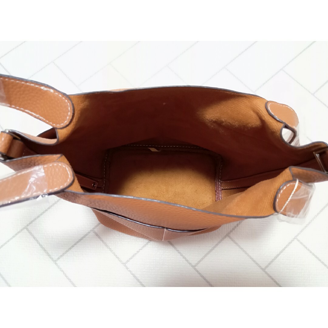 【新品未使用】ショルダーバック　ハンドバック　キャメル　タグ付き　茶色 レディースのバッグ(ハンドバッグ)の商品写真