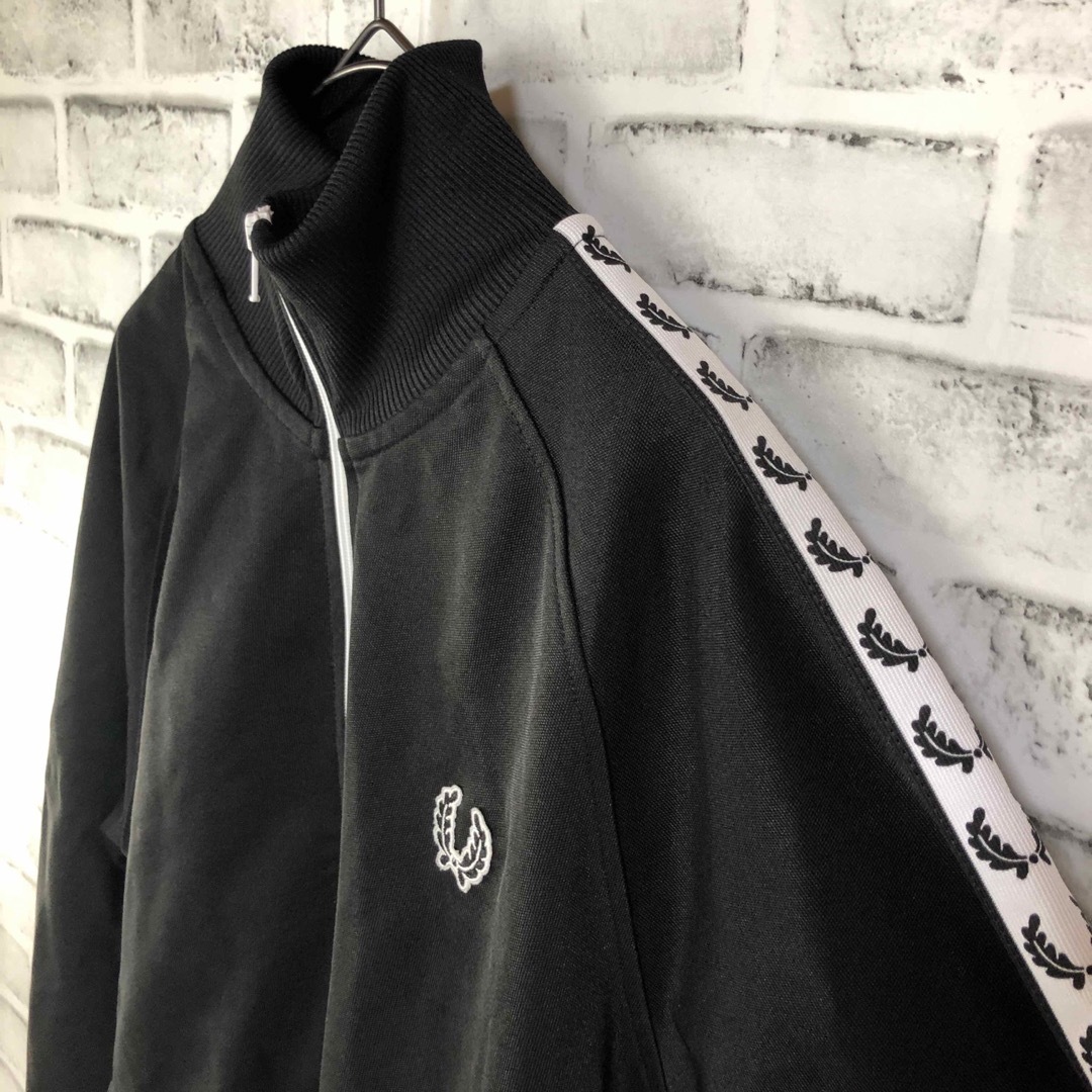 Fred Perry⭐️トラックジャケット S 刺繍月桂樹/テープライン 黒白 Fred Perry⭐️トラックジャケット S 刺繍月桂樹/テープライン 黒白