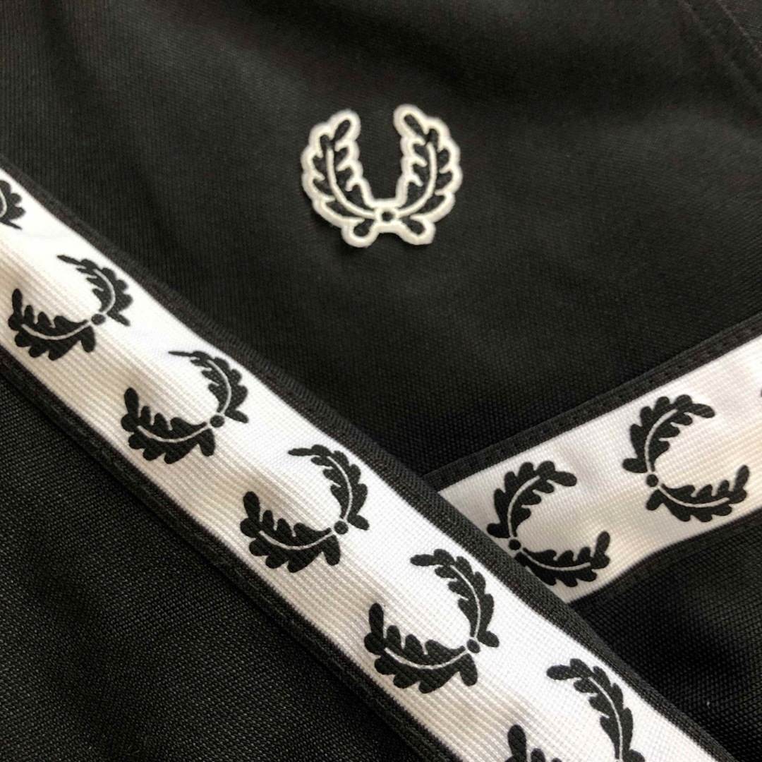 Fred Perry⭐️トラックジャケット S 刺繍月桂樹/テープライン 黒白 Fred Perry⭐️トラックジャケット S 刺繍月桂樹/テープライン 黒白