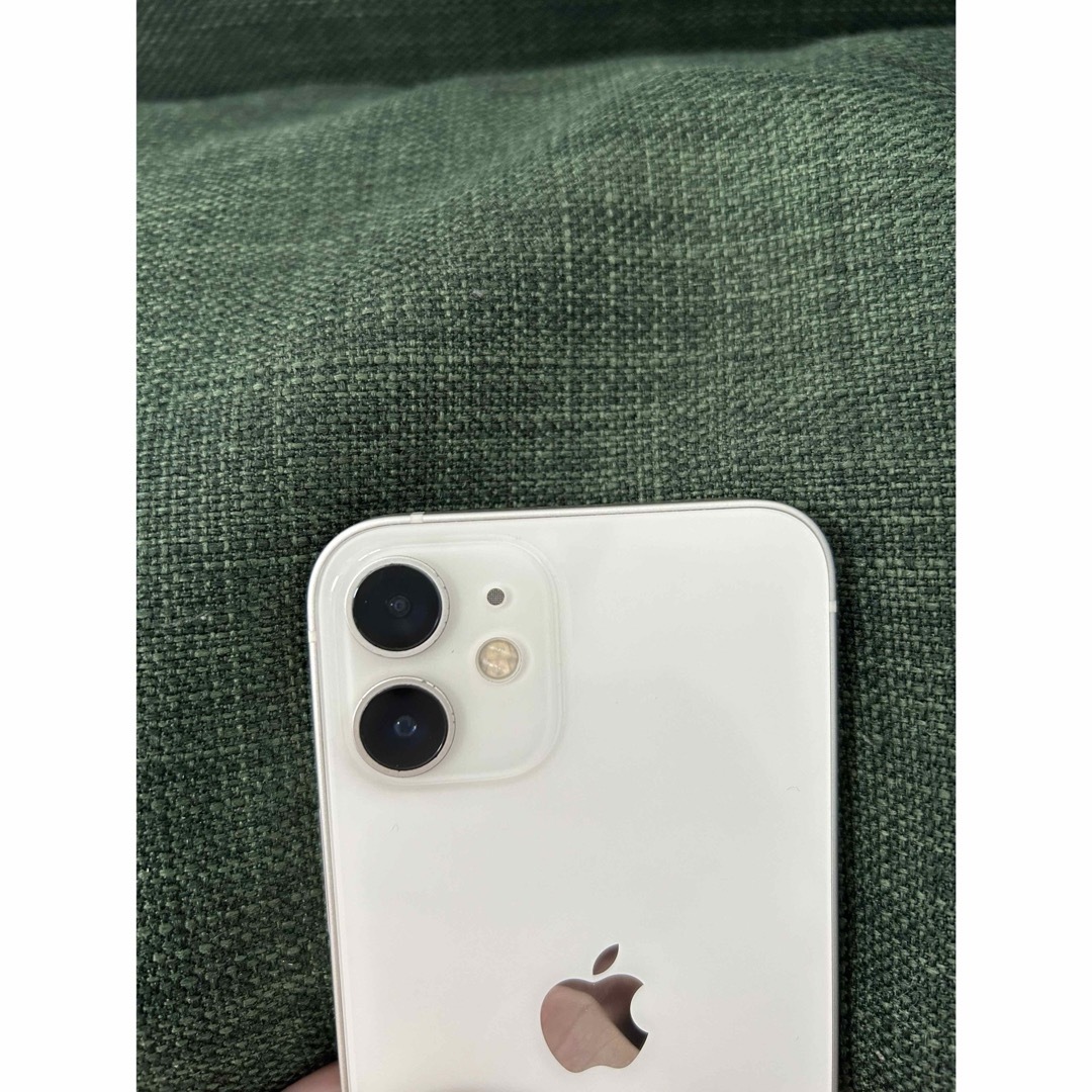 iPhone(アイフォーン)のアップル iPhone12 mini 128GB ホワイト au 中古品 スマホ/家電/カメラのスマートフォン/携帯電話(スマートフォン本体)の商品写真