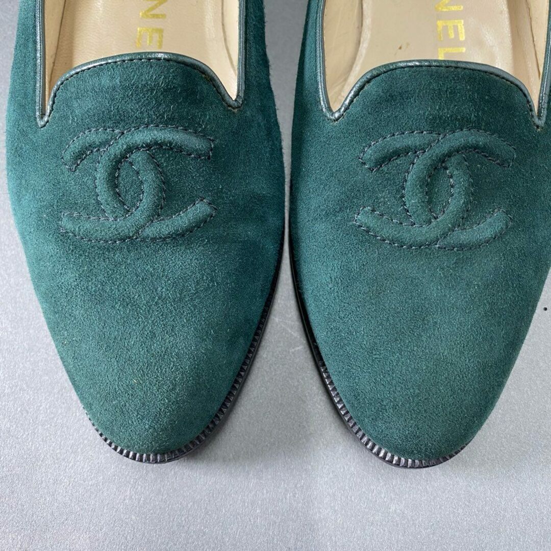 CHANEL(シャネル)の2b24 イタリア製 CHANEL シャネル フラットパンプス フラットシューズ 34 1/2 グリーン スエード ココマーク レディース 靴 女性用 レディースの靴/シューズ(ハイヒール/パンプス)の商品写真