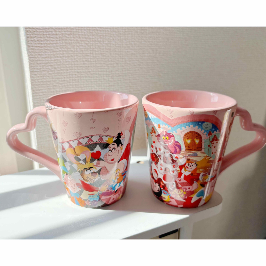 Disney(ディズニー)の東京ディズニー不思議の国のアリスペアマグカップ インテリア/住まい/日用品のキッチン/食器(グラス/カップ)の商品写真