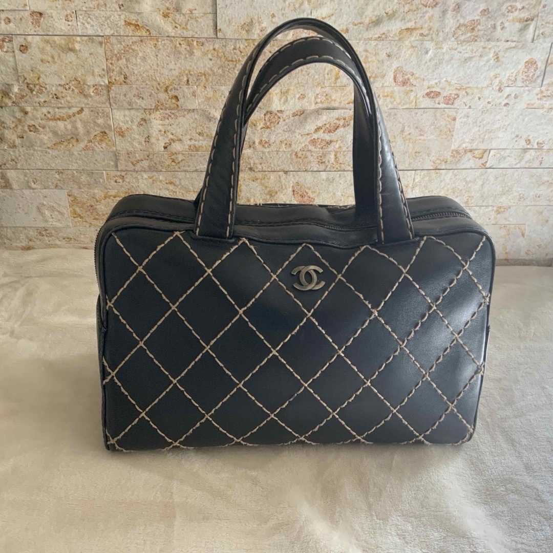 CHANEL(シャネル)のシャネルワイルドステッチミニボストン　トートバッグ　黒皮バッグ　おしゃれ上級者 レディースのバッグ(ボストンバッグ)の商品写真